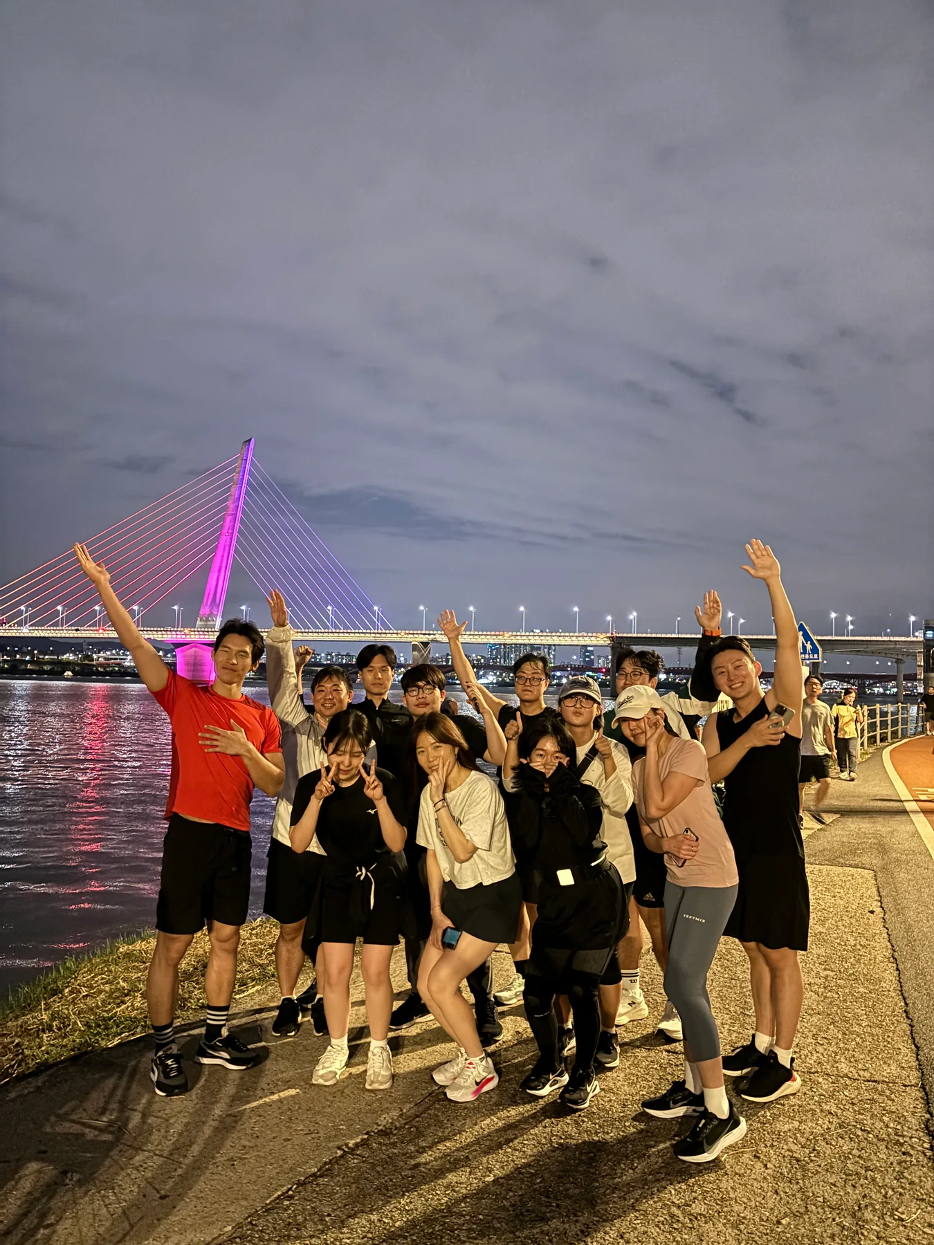 스튜디오와 야외에서 함께하는 플레이핏 회원들.