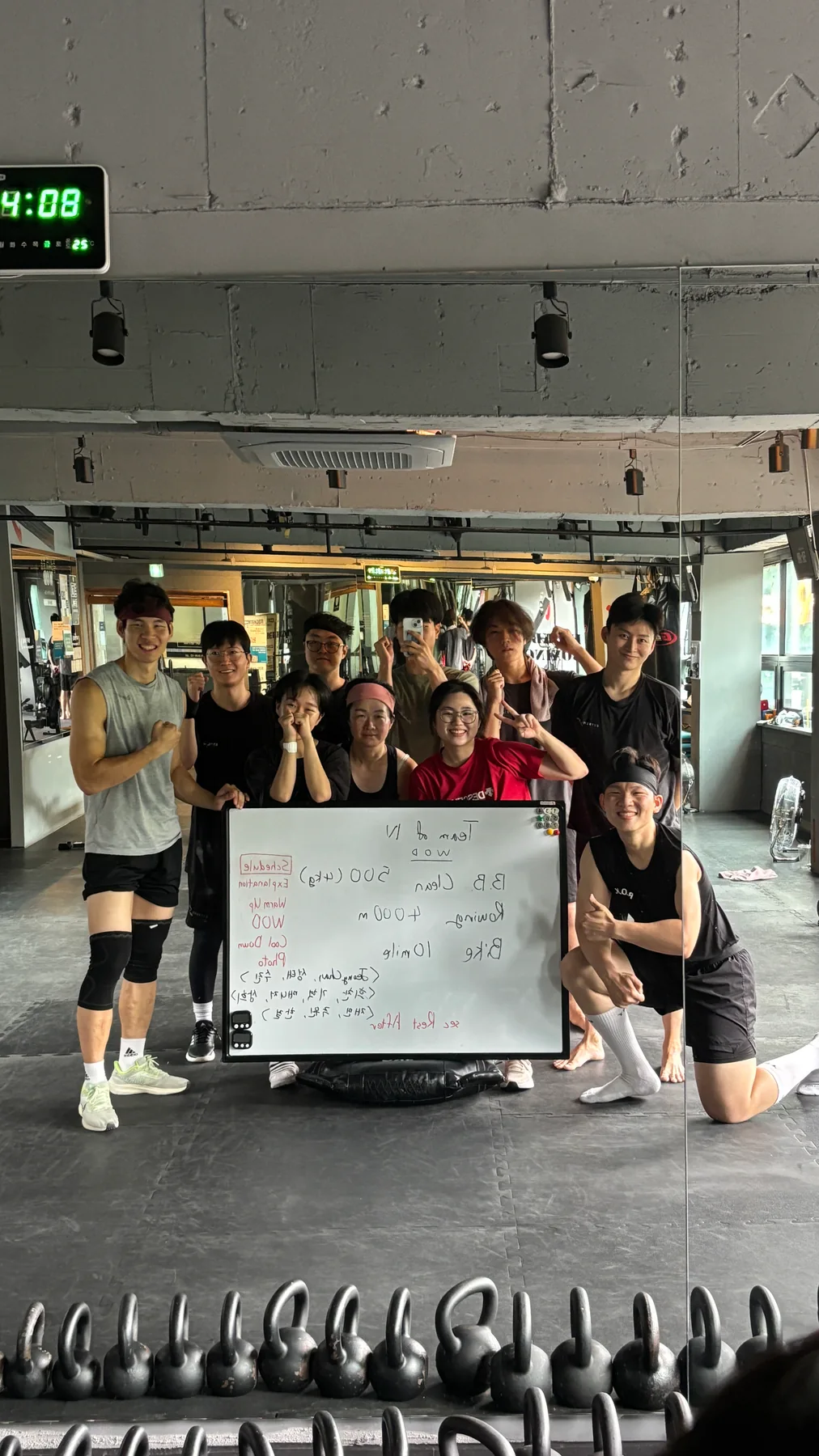 스튜디오와 야외에서 함께하는 플레이핏 회원들.